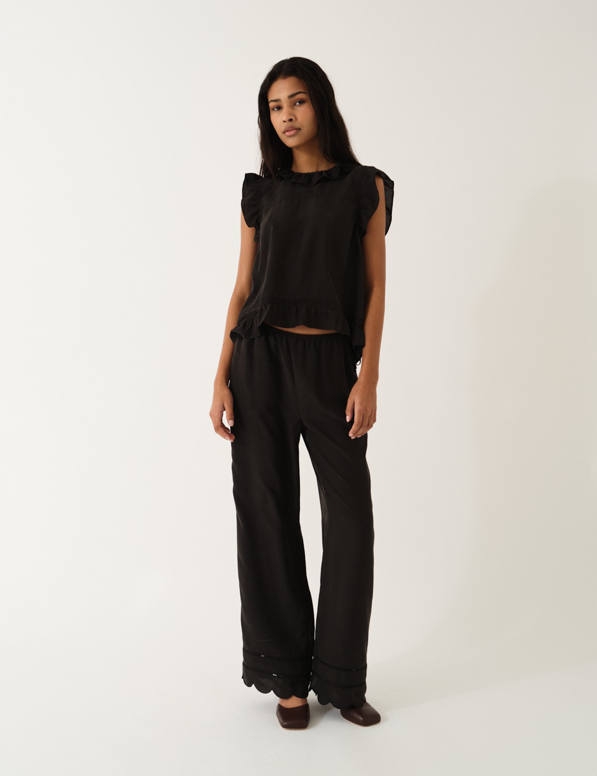 Darling Scallop Top Black