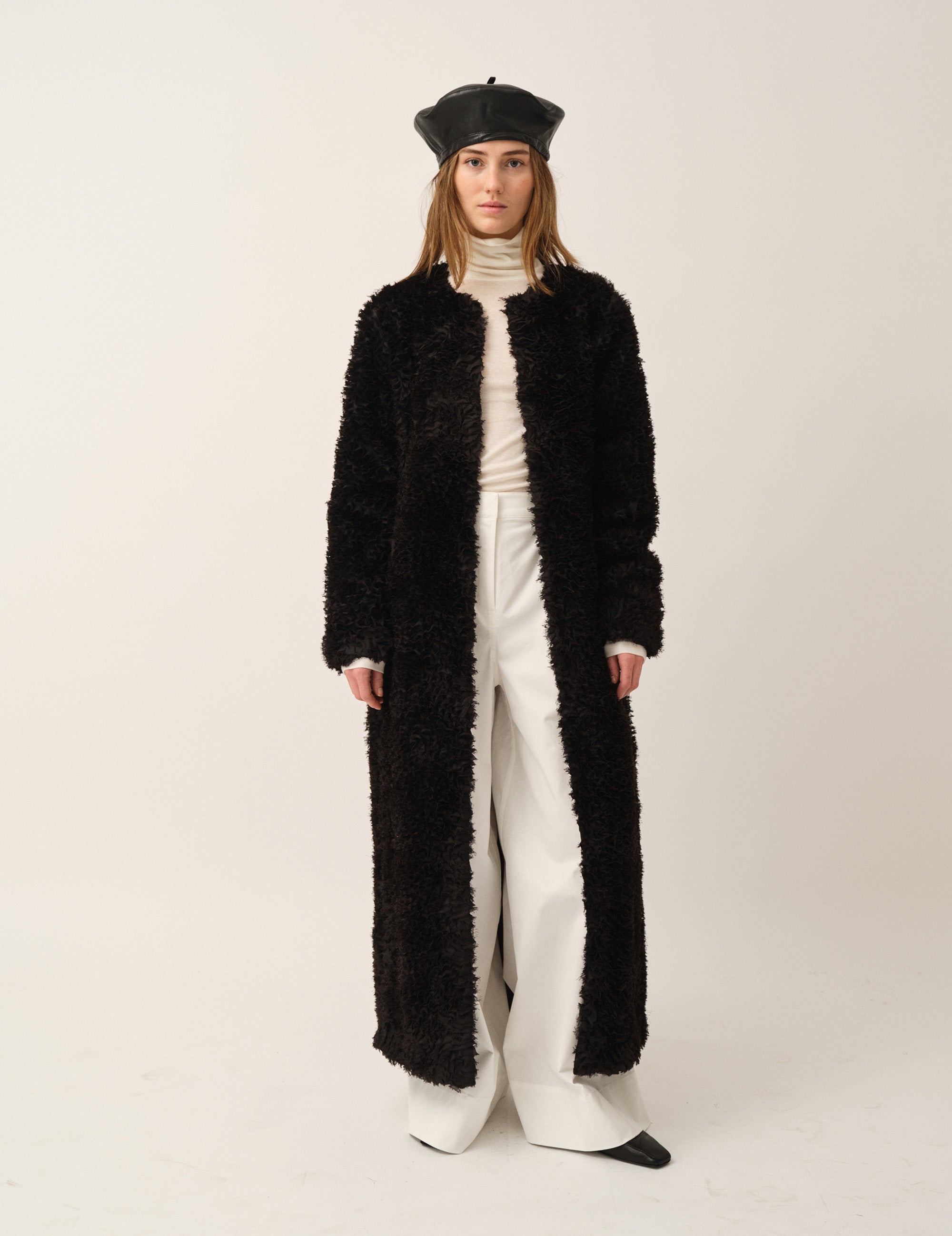 Hydra Coat Black 4 / Black